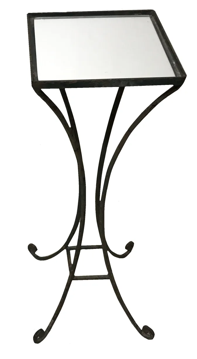 طاولة صغيرة