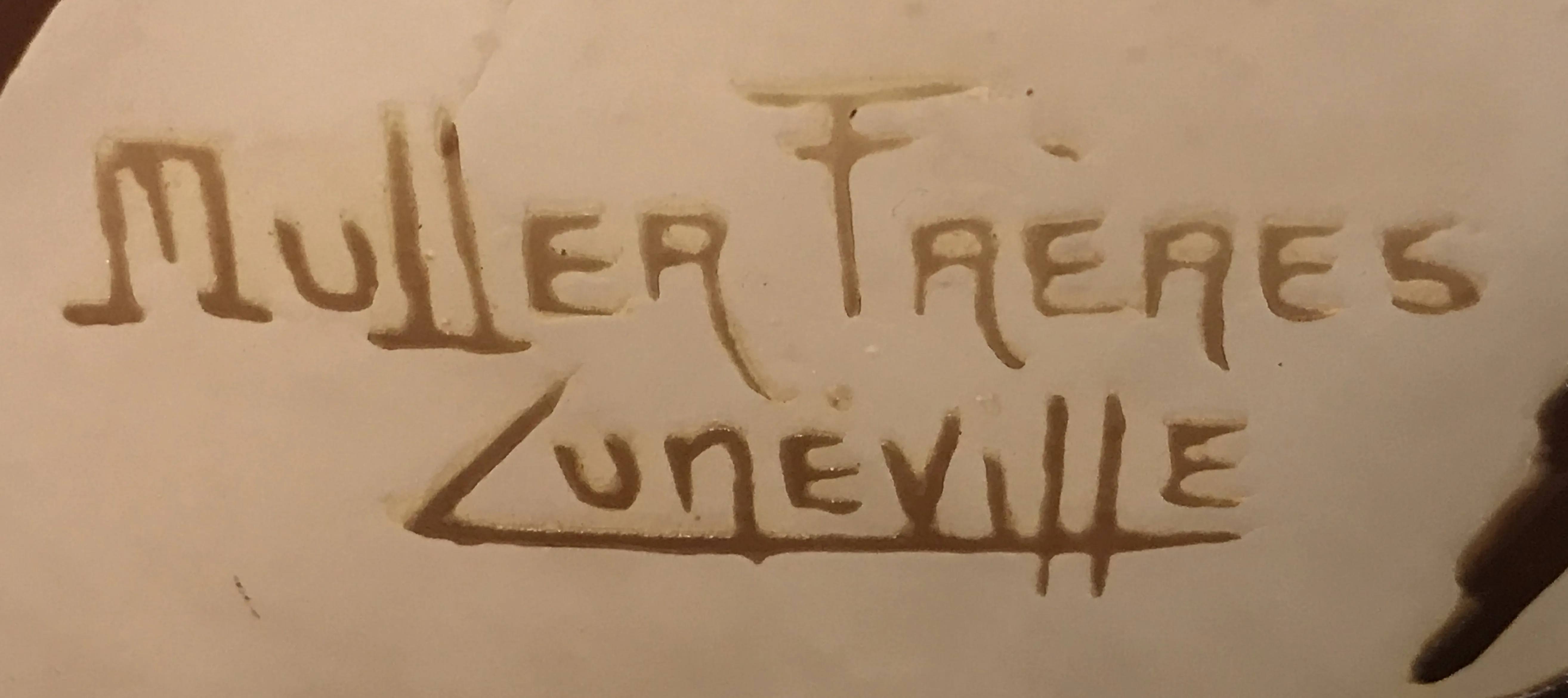 ختم قديم مكتوب عليه muller frères Lunèville على خلفية فاتحة