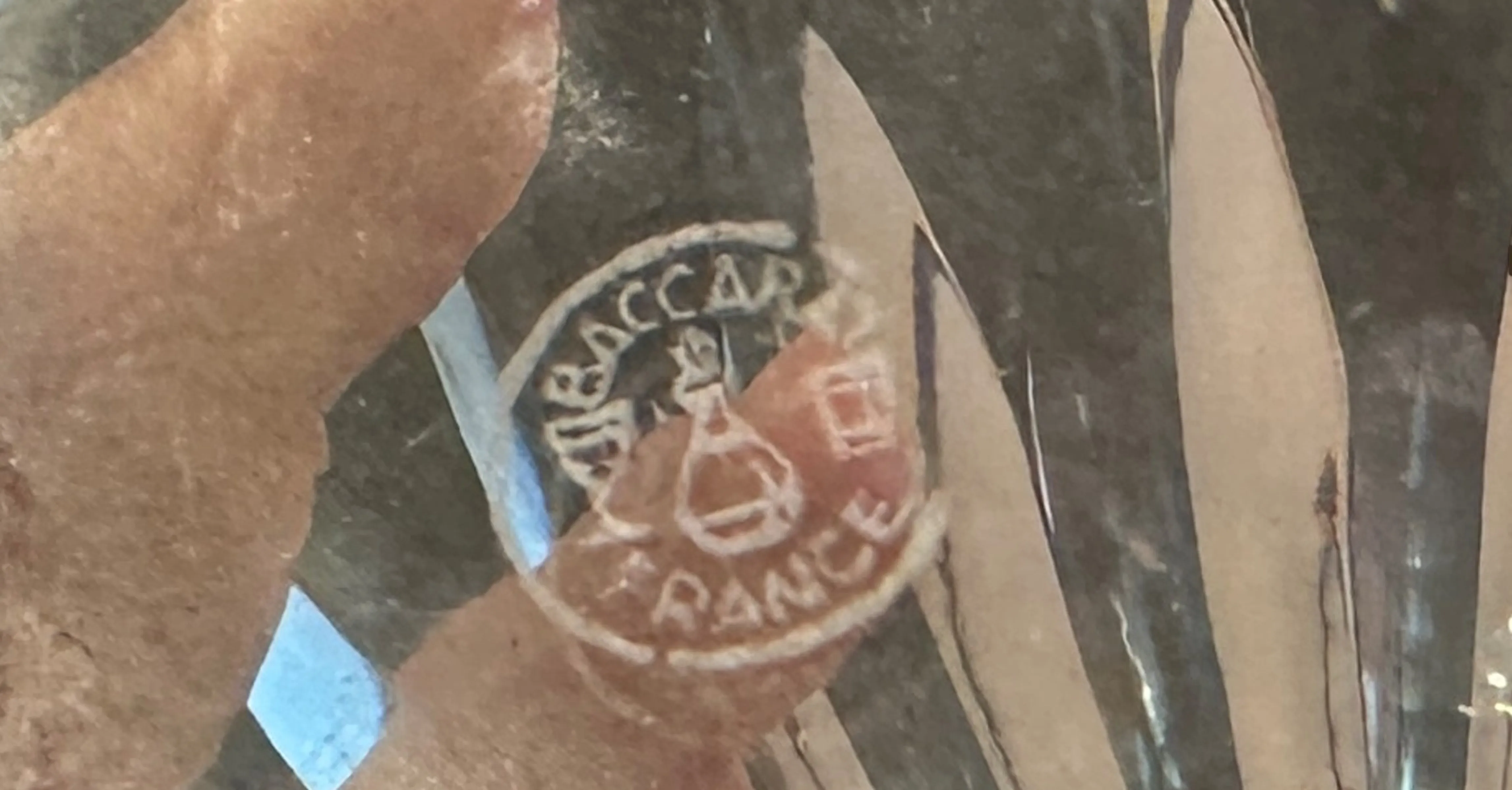 ختم قديم من baccarat في فرنسا بتصميم فريد.