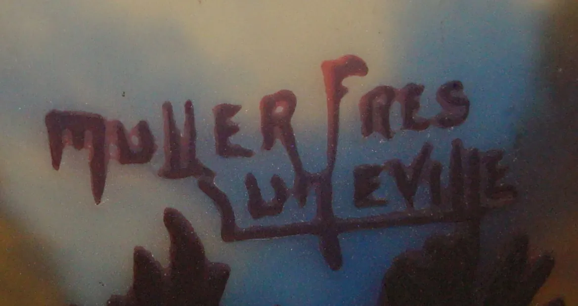 ختم قديم Muller Fres Luneville على خلفية ضبابية